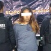 Mujer identificada como Dolores N con los ojos censuras por un cuadro blanco siendo detenida por dos mujeres de la Policía de Jalisco