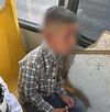 Niño con el rostro censurado con blur sentado en un camión del transporte público al lado de una policía de la Secretaría de Seguridad Jalisco