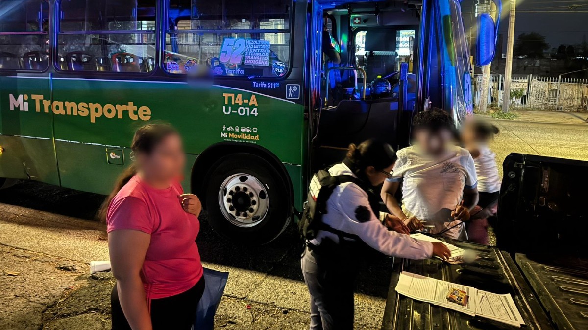 Personas con los rostros censurados con blur con una oficial de la Secretaría de Seguridad Jalisco al lado de un camión de la ruta 52 en Tlaquepaque