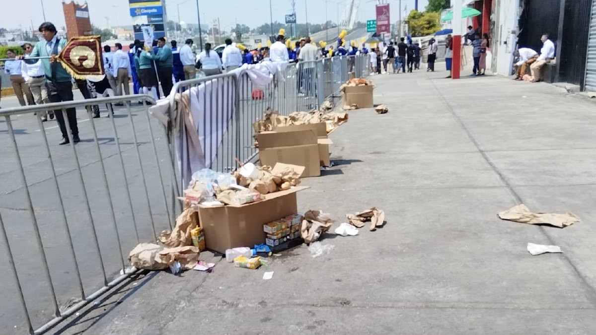 Cajas de cartón, bolas de basura y demás residuos acumulados en una calle de Puebla