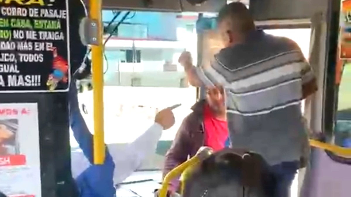 Chofer discute con un pasajero en un autobús de Oaxaca.