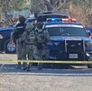 Militares del Ejército Mexicano junto a patrullas y oficiales de la Policía de Tonalá en un terreno baldío acordonado por una cinta policiaca