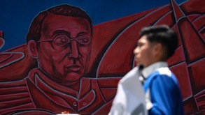 un mural del general ignacio zaragoza y un chico en el desfile del 5 de mayo