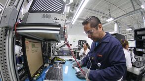Persona trabajando en fábrica