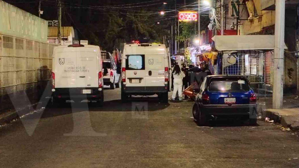 Peritos levantan el cuerpo del hombre asesinado en el paradero de Indios Verdes.