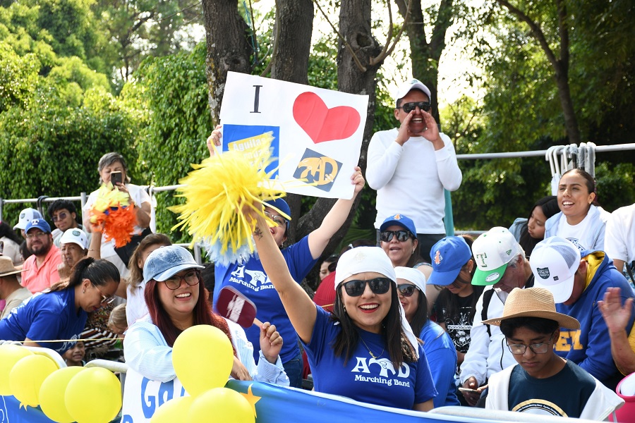 Personas sonriendo durante el desfile del 5 de mayo en Puebla.