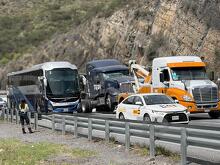 Volcadura en Carretera 57 colapsa tránsito en Los Chorros; material derramado genera alerta en la zona.