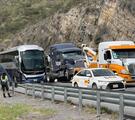 Volcadura en Carretera 57 colapsa tránsito en Los Chorros; material derramado genera alerta en la zona.