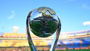 Trofeo de campeón de la Liga MX Femenil.