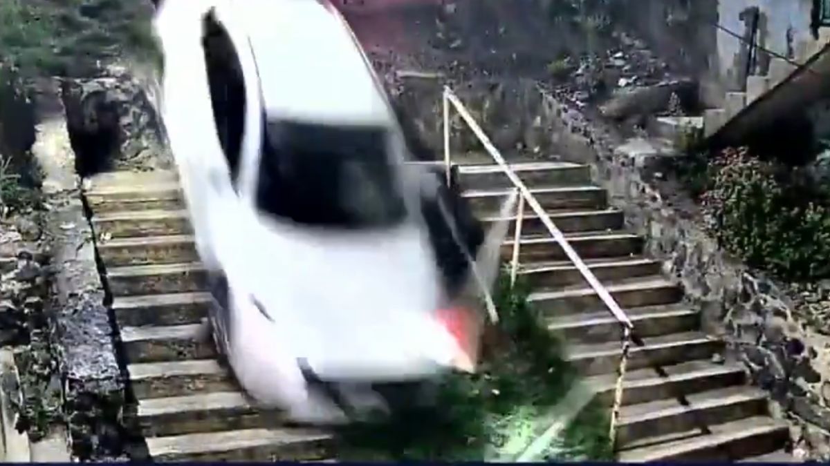 Autos caen por escaleras en colonia Buenavista en Iztapalapa