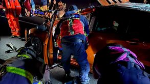 Paramédicos intervienen en un vehículo accidentado en la carretera.