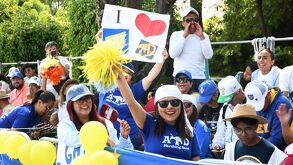 Mujeres festejando durante el desfile del 5 de mayo.