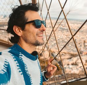 Descubre quién es Alan Estrada, el creador de 'Alan x el Mundo' que sobrevivió a la expedición del Titán y hoy triunfa en el teatro.