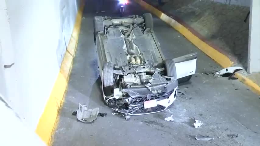 Un hombre volcó su automóvil sobre avenida Garza Sada, llegando a un cruce con Revolución, tras una presunta distracción al volante.
