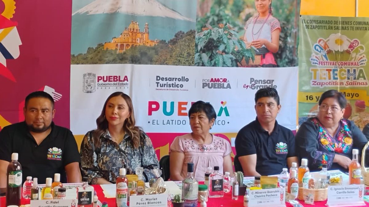 Autoridades sentadas en una mesa con platillos a base de tetecha aprueban el Festival de la Tetecha en Zapotitlán