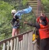 A la izquierda: Una mujer con una bandera en una tirolesa y un trabajador detrás sosteniendo una cuerda. A la derecha: la misma mujer cayendo de la tirolesa
