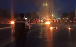 Quema de llantas durante el bloqueo del bulevar Laguna Sur por falta de agua en diversas colonias de Torreón.