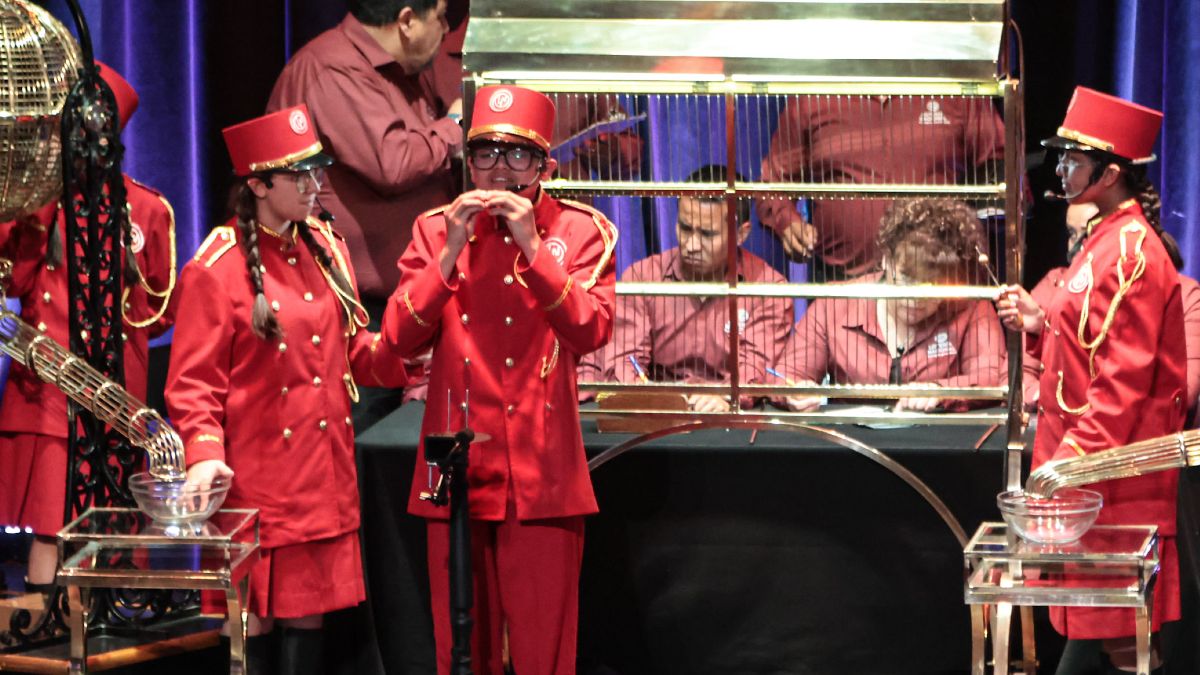Niños revelan a gritos el premio mayor en el escenario de la Lotería Nacional 5 de Mayo en Puebla