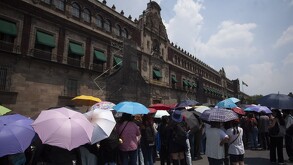Armys llegan al Zócalo CdMx por reunión de BTS con Sheinbaum.