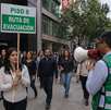 Trabajadores que salen de sus trabajos para participar en el simulacro nacional 2026