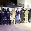 Hombre detenido con autoridades