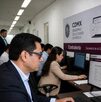Hombre realizando la declaración patrimonial de 2026 en una computadora