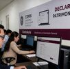 Hombre realizando la declaración patrimonial de 2026 en una computadora