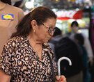 una mujer ve un maniquí en una tienda con ofertas por el día de las madres