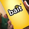 Mano sostiene un teléfono celular de la marca Bait.