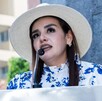 Grecia Quiroz, alcaldesa de Uruapan y viuda de Calos Manzo, hablando delante de un podio con un micrófono durante presentación pública