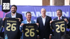 Amaury Vergara, Pablo Lemus y Juan Jóse Frangie sosteniendo una camiseta de la Selección Mexicana en relación con el Mundial 2026 en Guadalajara