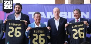 Amaury Vergara, Pablo Lemus y Juan Jóse Frangie sosteniendo una camiseta de la Selección Mexicana en relación con el Mundial 2026 en Guadalajara
