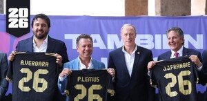 Amaury Vergara, Pablo Lemus y Juan Jóse Frangie sosteniendo una camiseta de la Selección Mexicana en relación con el Mundial 2026 en Guadalajara