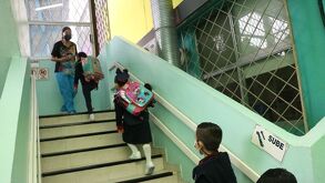 Niños caminando a clase