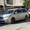Se observa una camioneta blanca estacionada y otros autos.