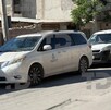 Se observa una camioneta blanca estacionada y otros autos.