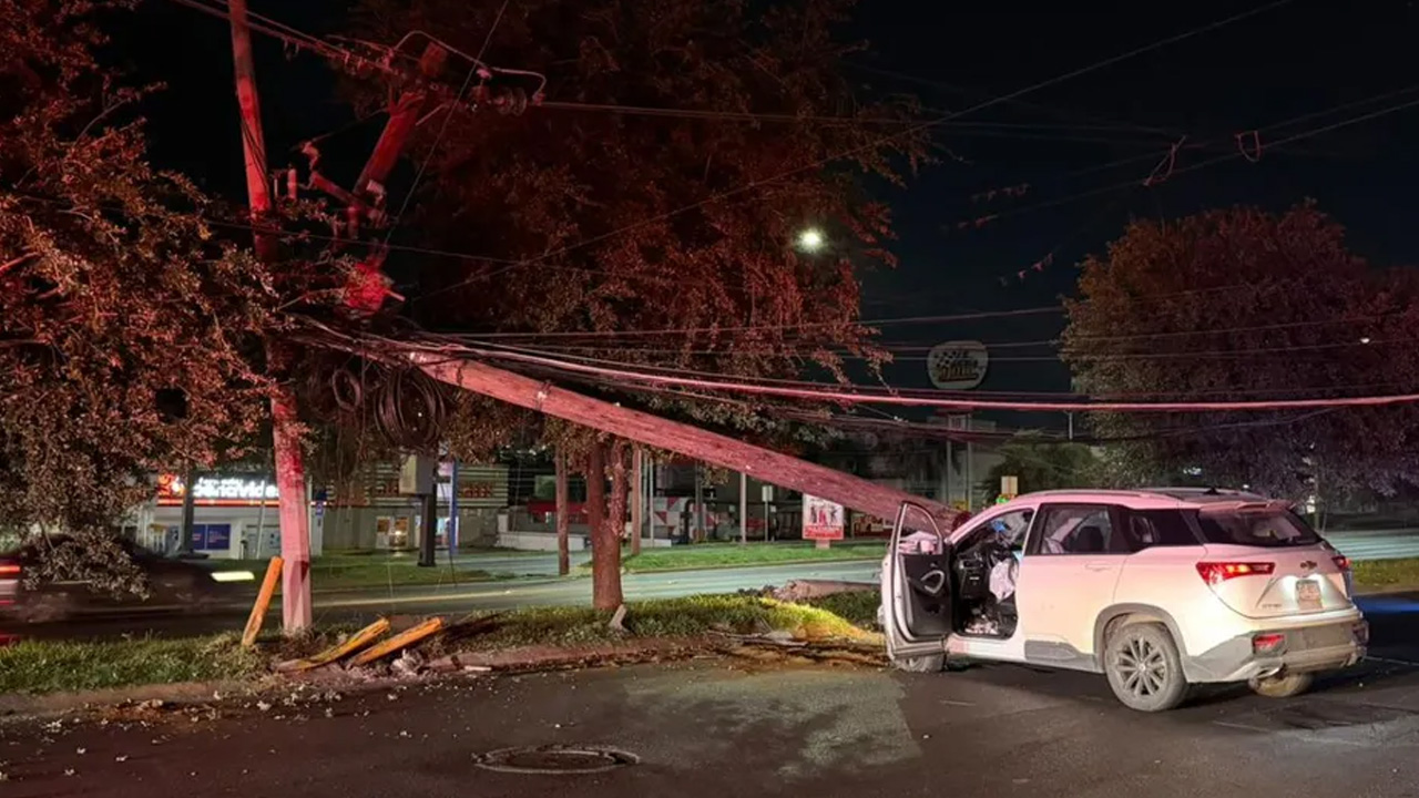 Un hombre chocó su camioneta contra dos postes en la avenida Garza Sada, Monterrey, provocando fallas eléctricas en la zona; pese al impacto, resultó ileso.