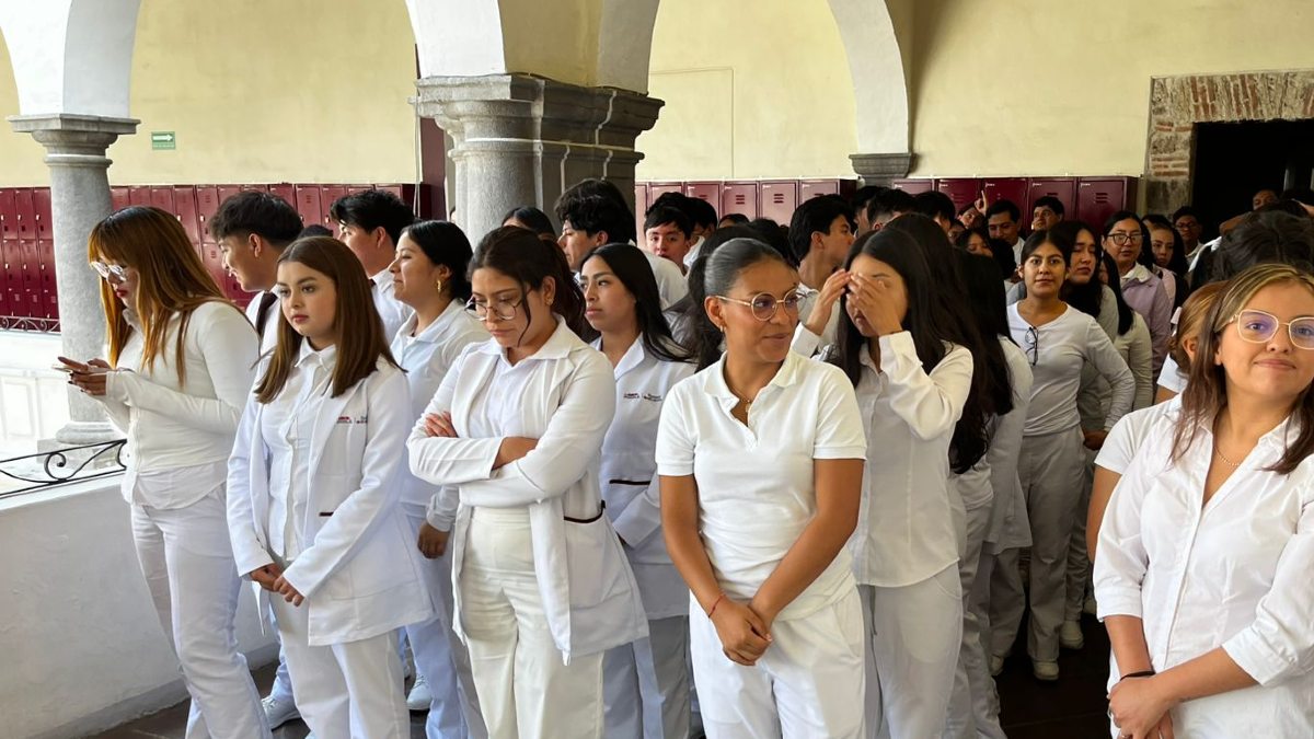 Estudiantes formadas en el patio de la Universidad de la Salud con su uniforme
