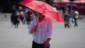Persona cubriéndose el sol con paraguas en CdMx