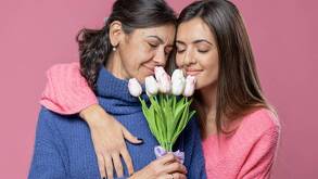 Mujer regalando flores a su mamá por el Día de las Madres