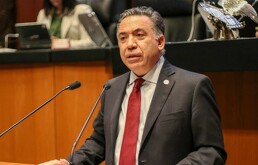 El senador Enrique Inzunza Cázarez asistiendo a junta para aclarar las acusaciones