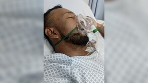 Hombre en estado vegetativo con una mascarilla de oxígeno recostado sobre una cama de hospital en Guadalajara