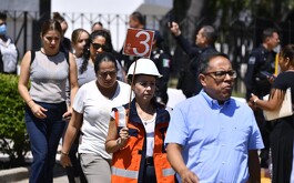 Personal de PC evacuando dos personas
