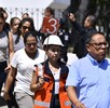 Personal de PC evacuando dos personas