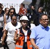 Personal de PC evacuando dos personas