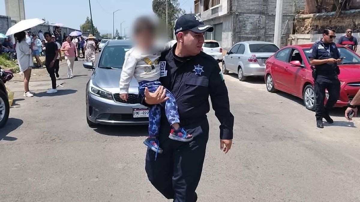 Rescatan a menor de tres años encerrado en un vehículo en Morelia. Su madre lo dejó dentro del auto para buscar boletos del concierto de El Buki.