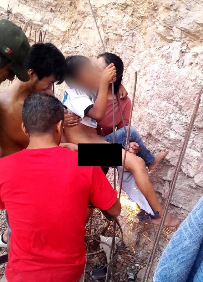 Niño es auxiliado tras caer en varillas.