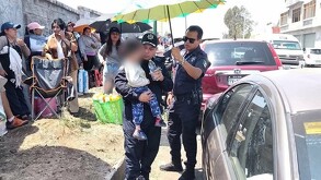 Rescatan a menor de tres años encerrado en un vehículo en Morelia. Su madre lo dejó dentro del auto para buscar boletos del concierto de El Buki.