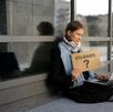 Mujer trabajando en el suelo con un sobre en la mano que dice utilidades y un signo de interrogación