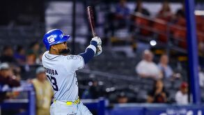 En una noche de drama en el Estadio Panamericano, Charros de Jalisco vence 12-11 a Algodoneros de Unión Laguna en extra innings.